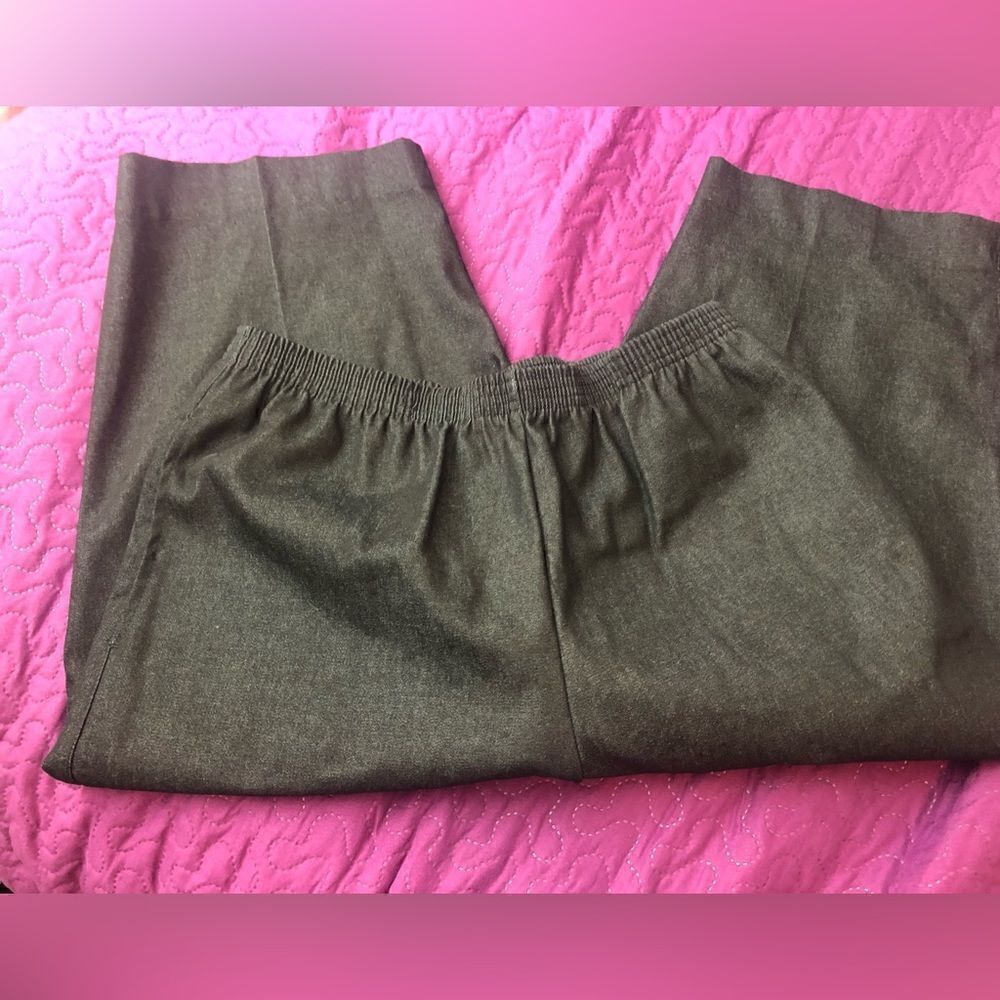 Alfred Dunner pull on capri slacks- size 14- elastic waist - 2 side pockets